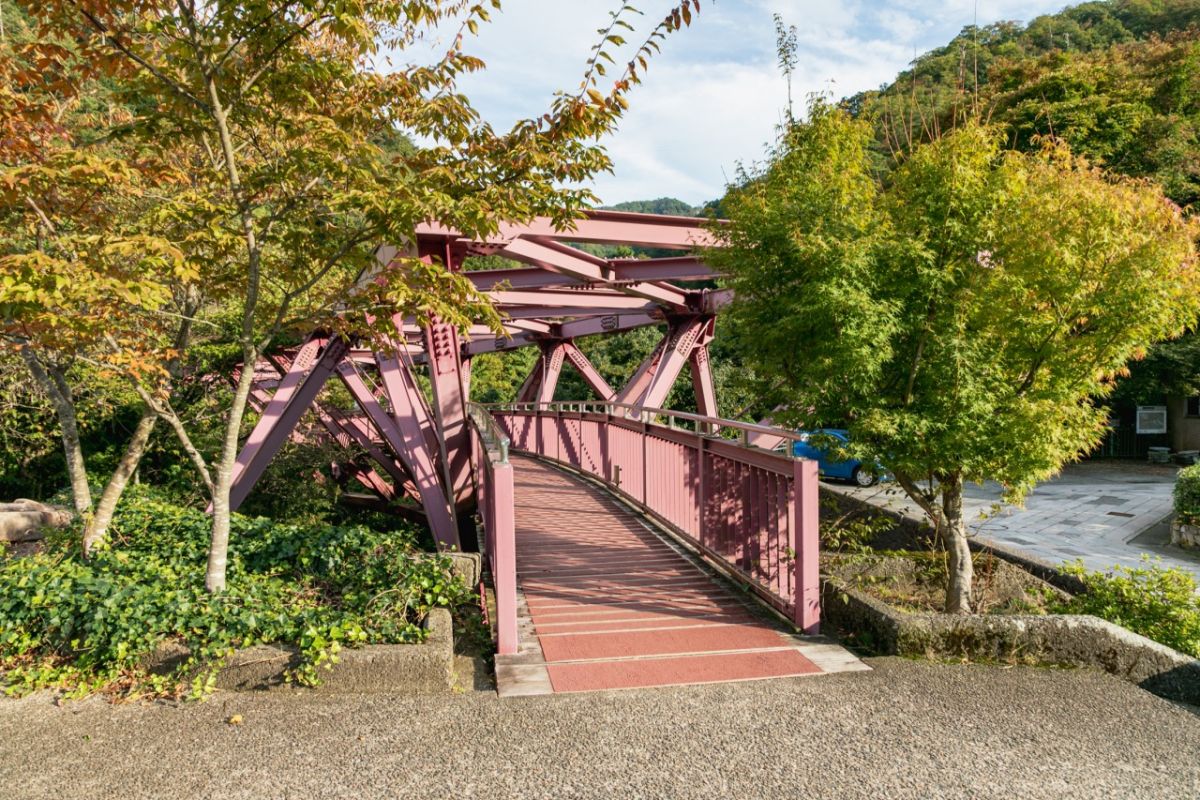 ユニークなデザインのあやとりはし