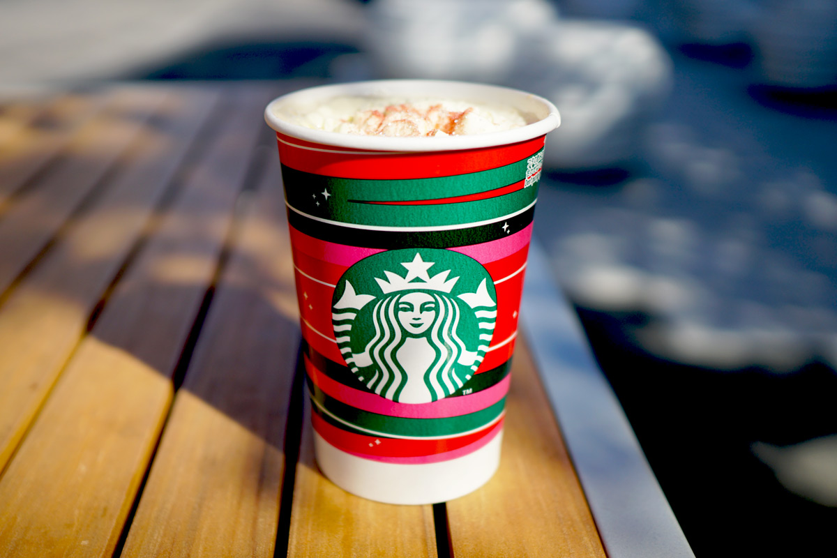 「ストロベリー メリークリーム ティー ラテ」（Hot／Iced）Short 550円／Tall 589円／Grande 633円／Venti® 678円（持ち帰り）、Short 561円／Tall 600円／Grande 645円／Venti® 690円（店内利用）