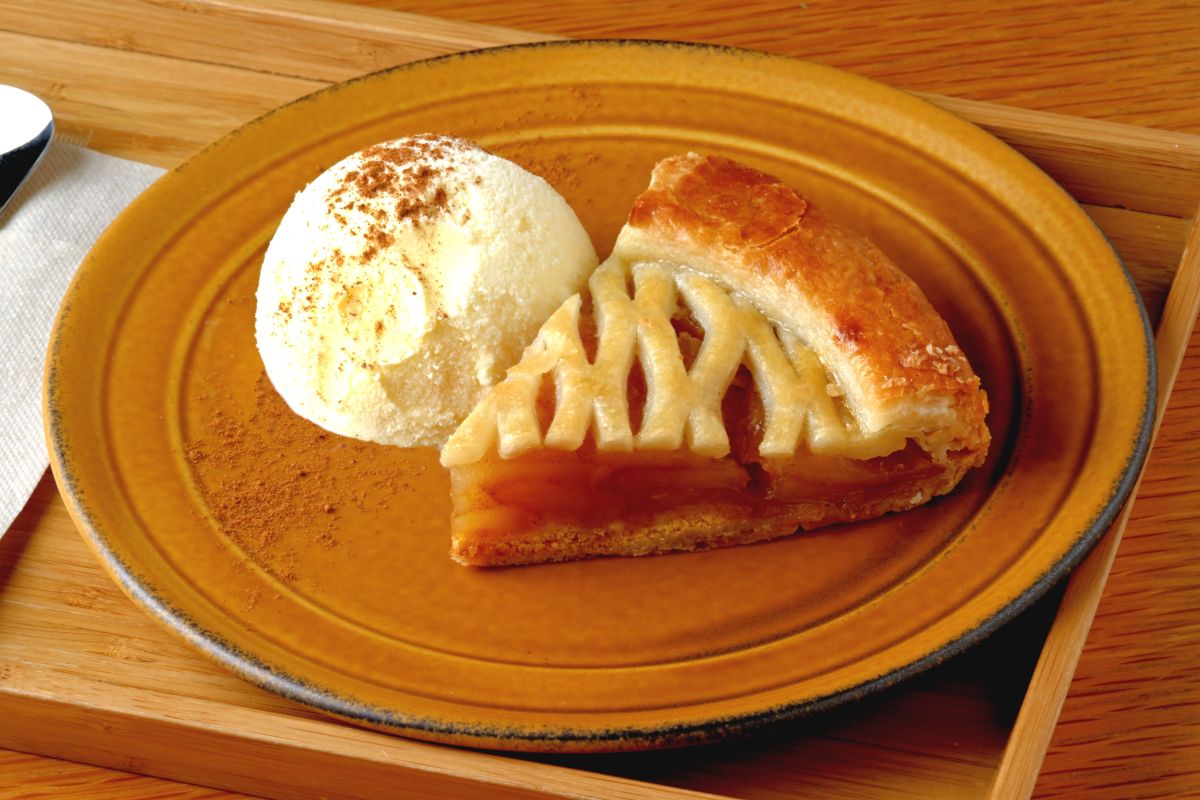 温かいパイにバニラアイスを添えた箱根ホームメイドアップルパイ