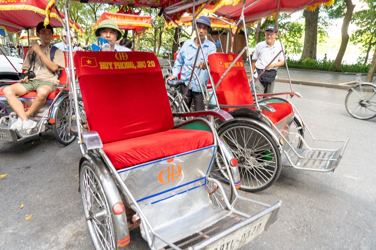 市民の憩いの場、ホアンキエム湖の湖畔から「シクロ」に乗車