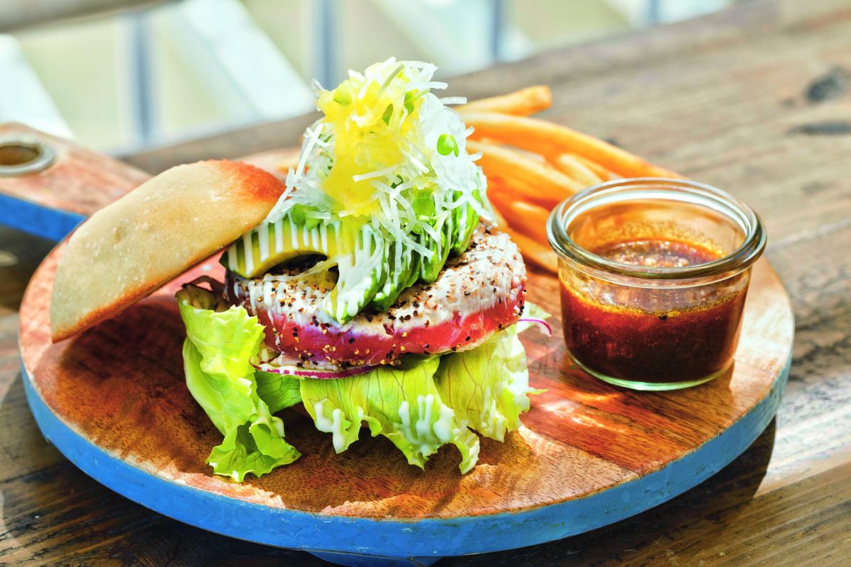 県産マグロのタルタルアボカドバーガー　1,350円