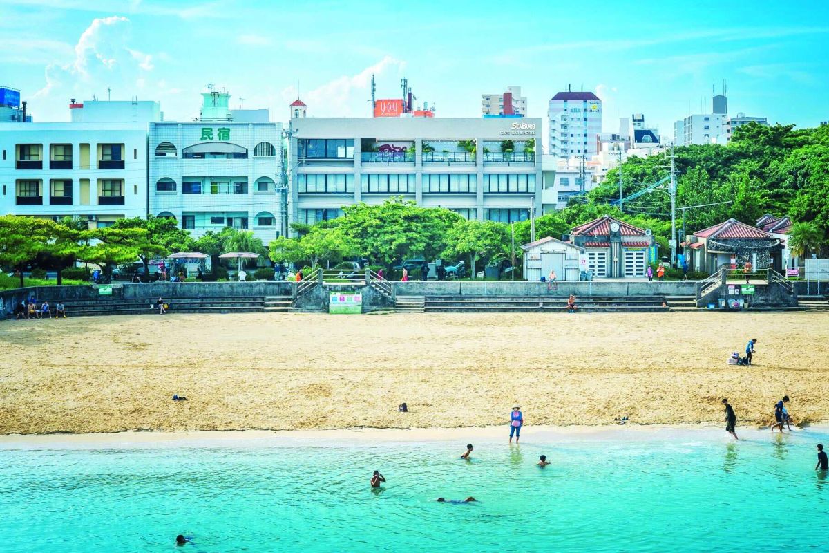 那覇唯一のビーチの目の前！