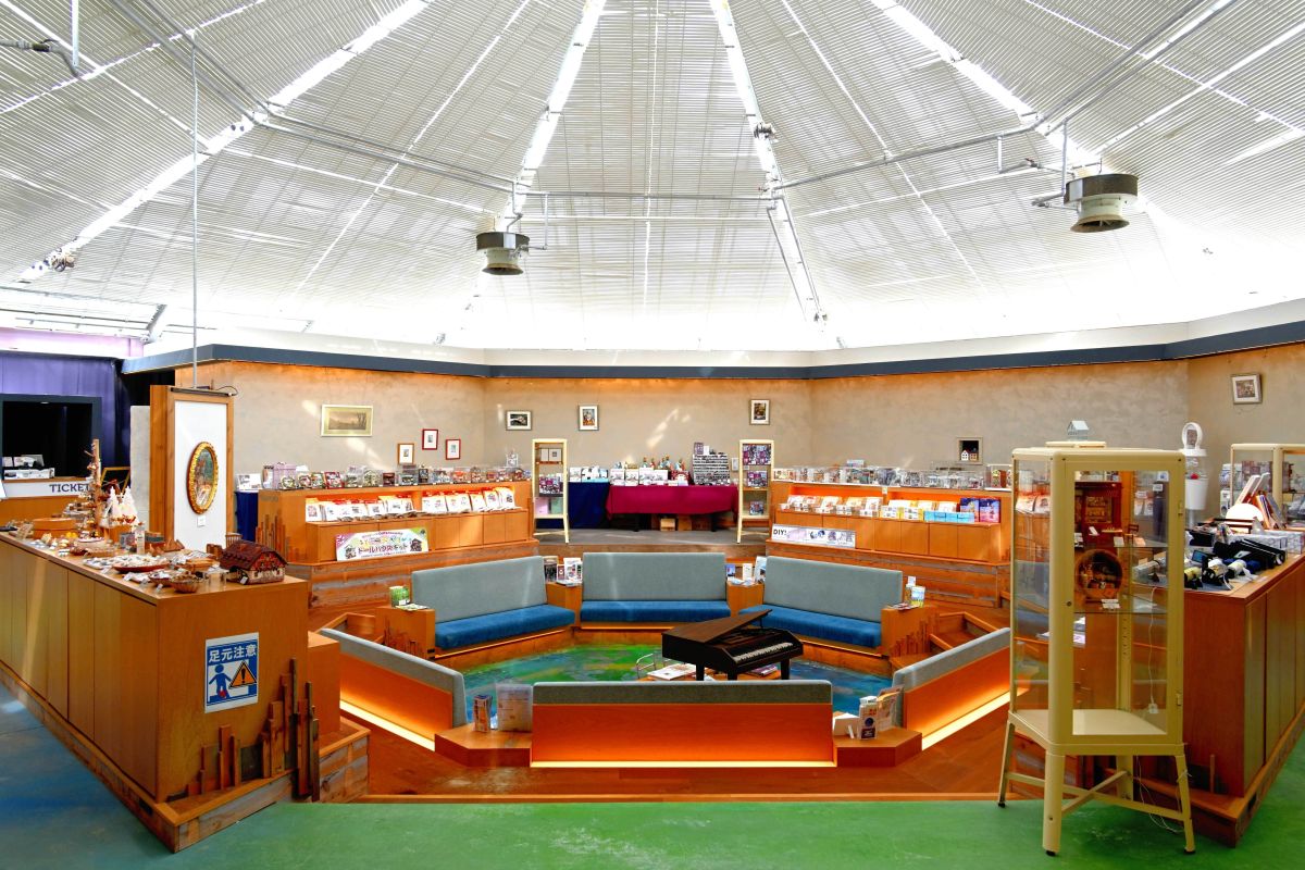 ショップやカフェは施設に入場しなくても利用できる