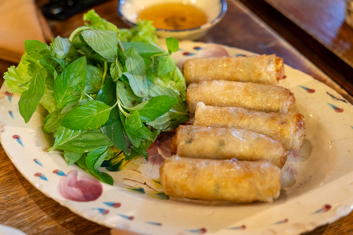 コースで提供された1皿「サイゴン風春巻 ミント添え」。アラカルトメニューの「蟹肉とエビの揚げ春巻」は11万9000VND