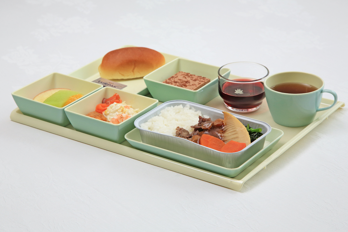 往路の成田発便では、しっかりした和食の機内食がいただけます
