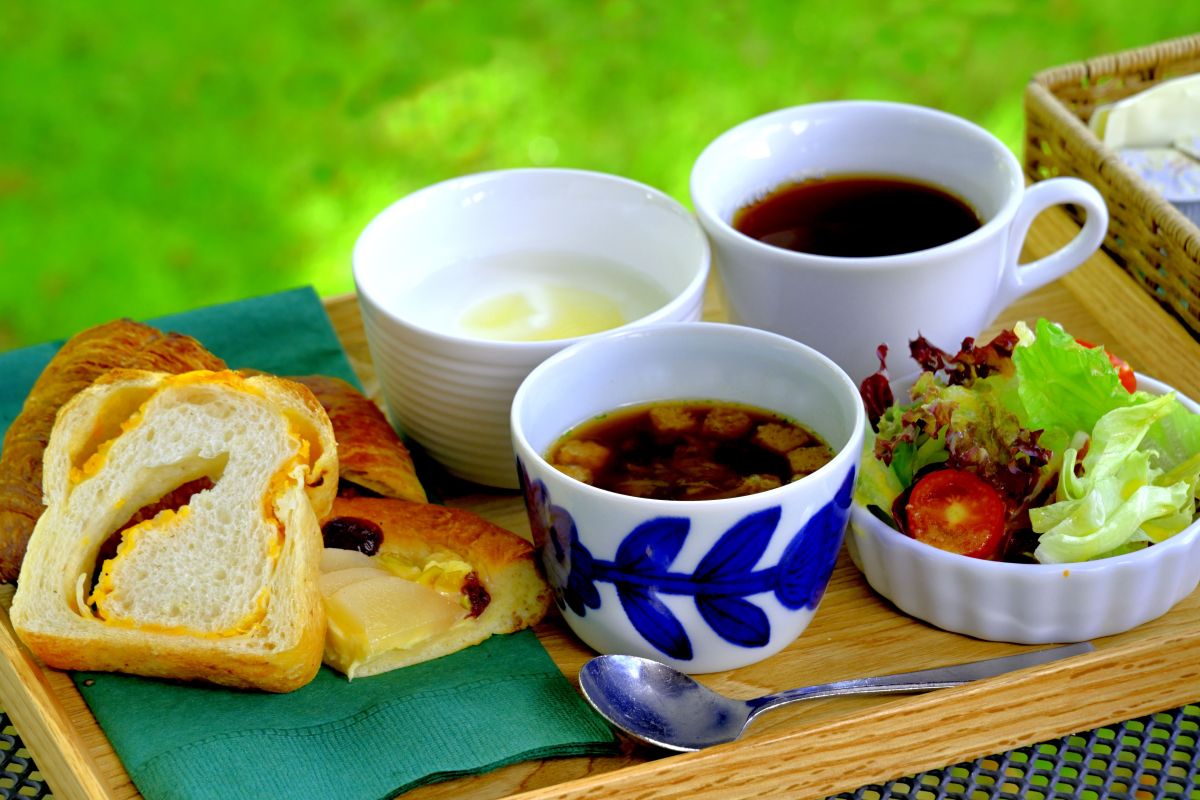 モーニングセット1210円と日替わりカップスープ220円