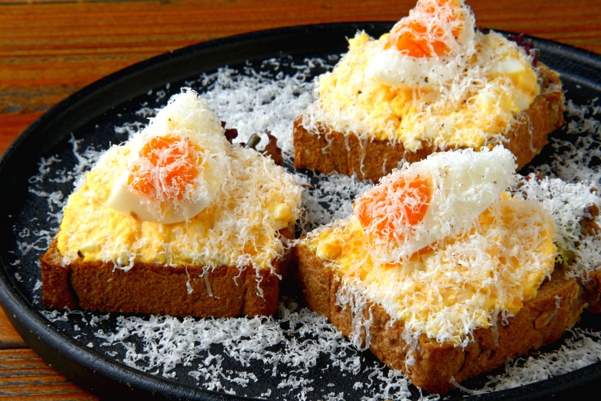 オープンサンドの卵と玉子。モーニングはドリンク付きで1408円、ランチは単品1188円