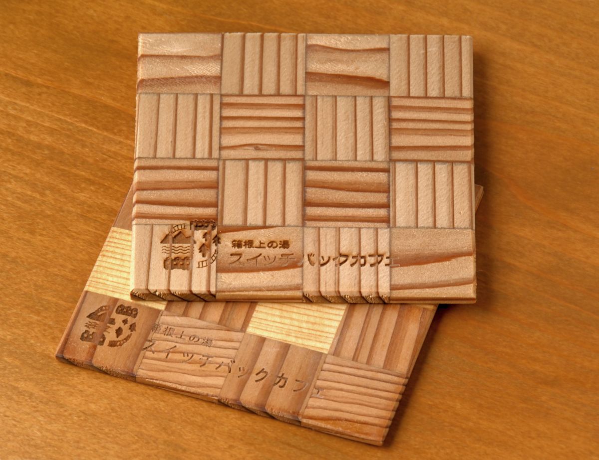 愛媛県内子町産の木で作られたコースター各1000円