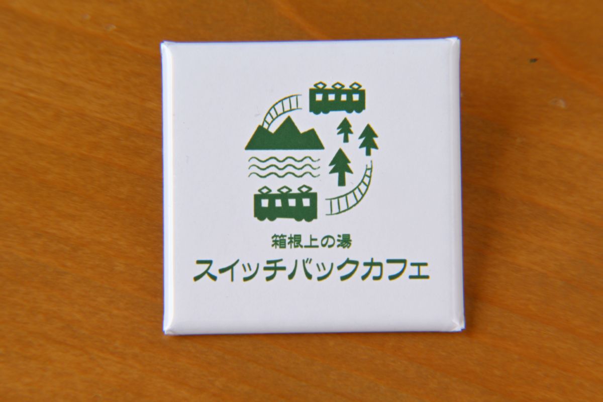 ロゴをあしらった缶バッジ200円