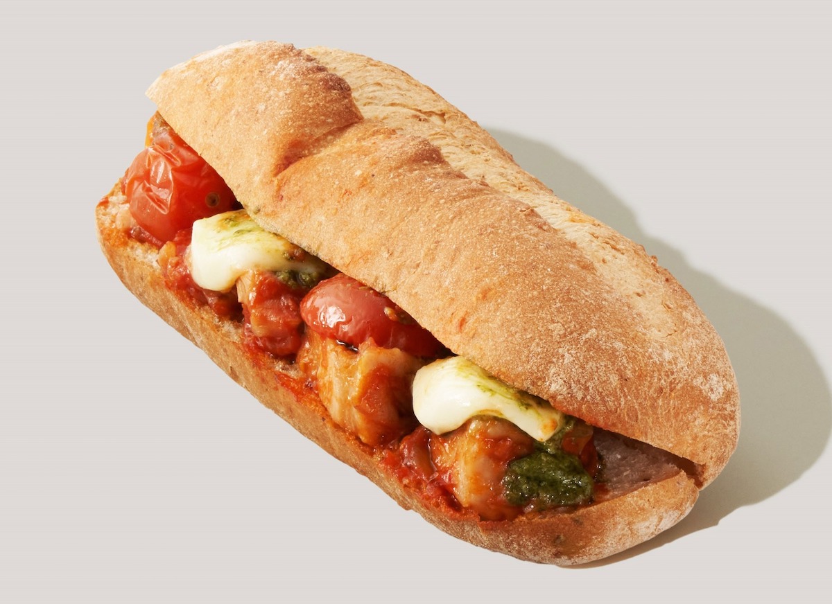 「バジルチキン＆トマトモッツァレラ 石窯フィローネ」545円