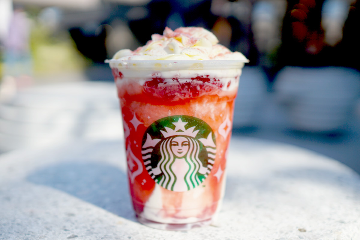 「ストロベリー メリークリーム フラペチーノ®」Tallサイズのみ 687円(持ち帰り)、700円(店内利用