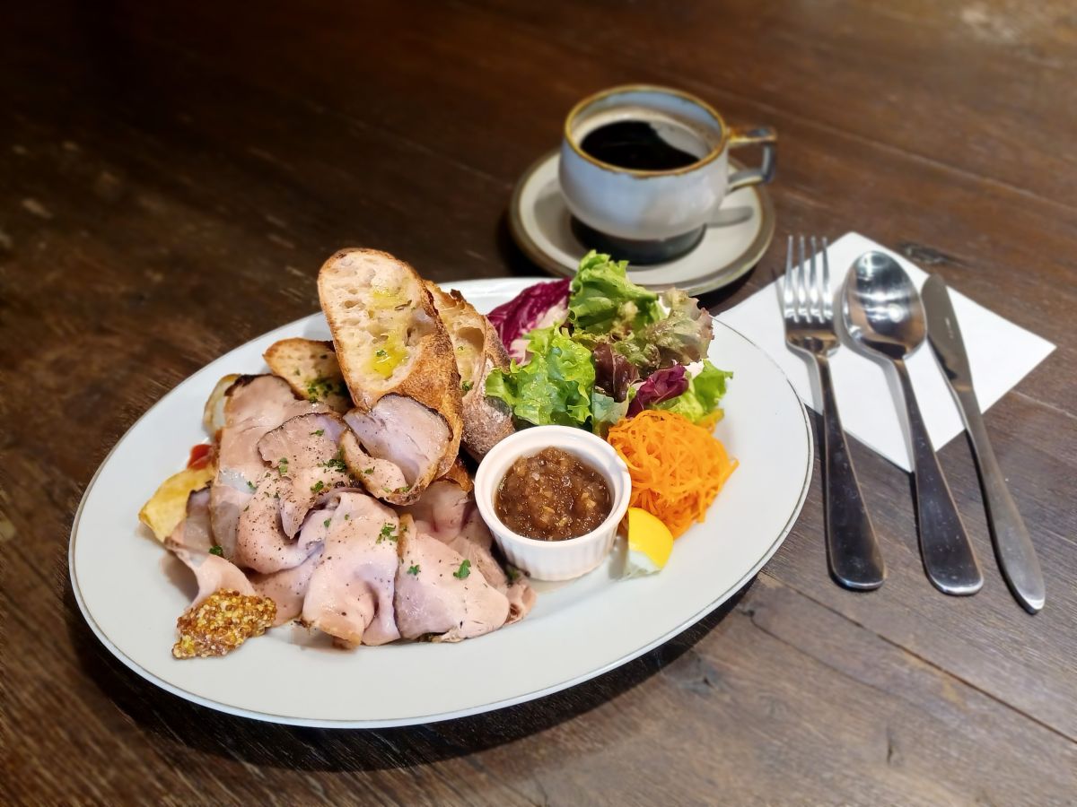 「四元豚神威を使った熟成ローストポーク〜国産玉葱のシャリアピンソース〜」1500円 ※セットドリンク付き ※パンかライスを選択（今回はパンを選択）