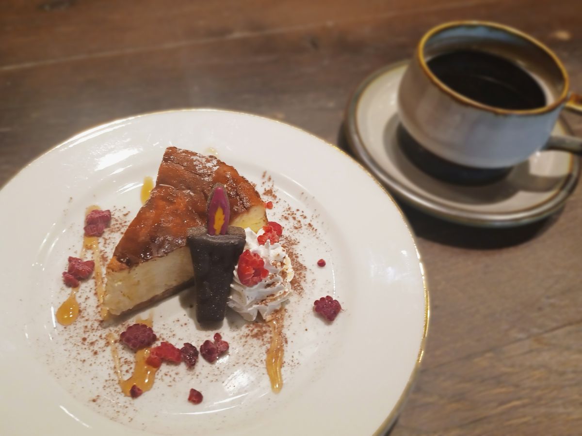 （左から）「ベイクドチーズケーキ」600円（※単品の場合）、「ホットコーヒー」500円（※単品の場合）