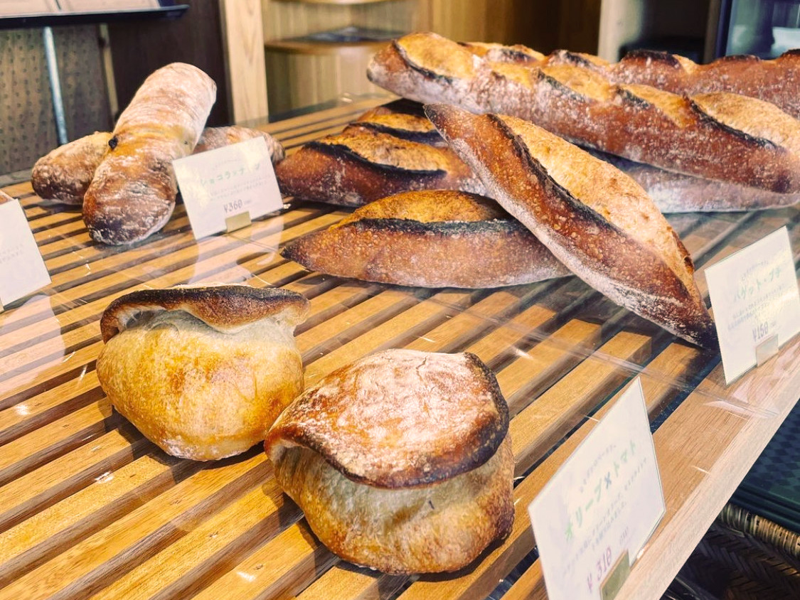 （手前から）「オリーブトマト」310円、「バゲット・プチ」150円、「バゲット」330円