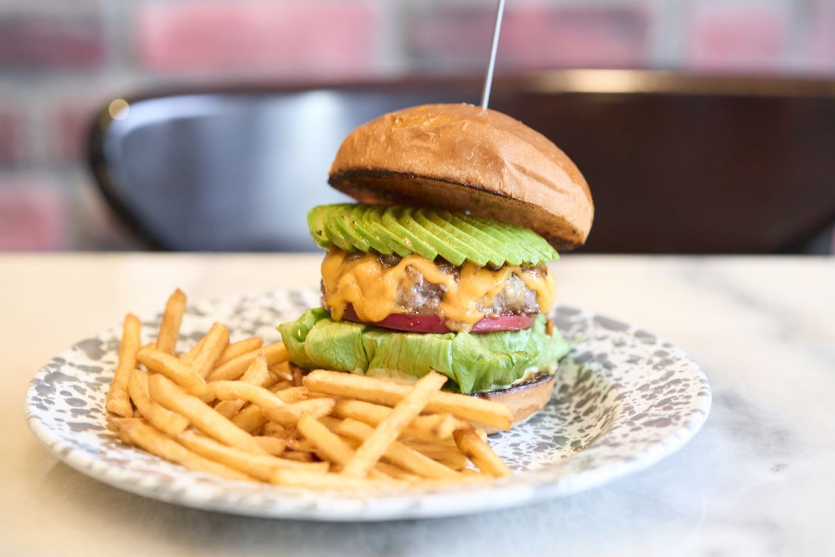「アボカドバーガー」1295円、「チェダーチーズ」のトッピング165円