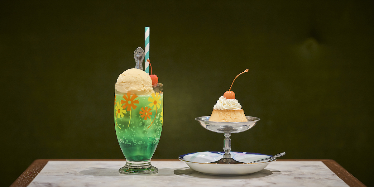 左から「クリームソーダ(メロンソーダ)」750円、「はまの屋プリン」520円
