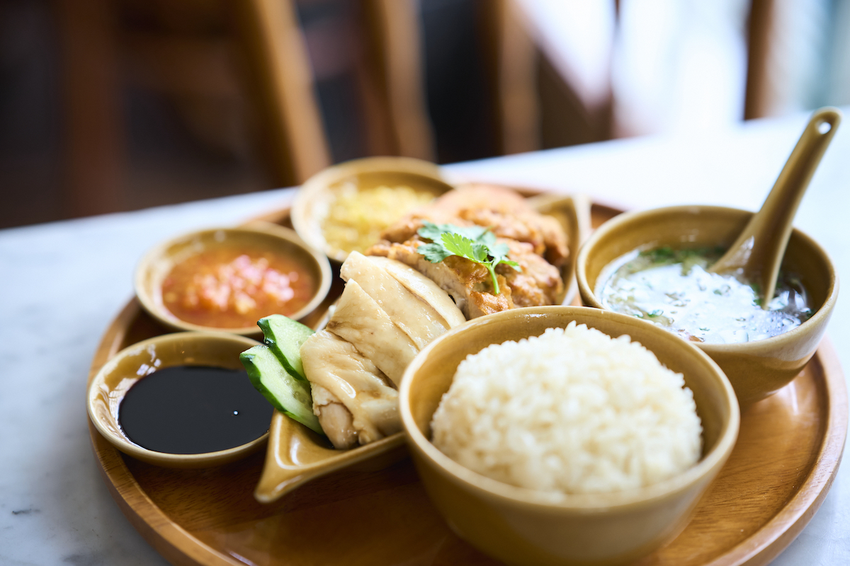 「シンガポールチキンライス(ハーフ&ハーフ)」ランチ990円、ディナー1050円。蒸しor揚げチキンのみの場合は各950円