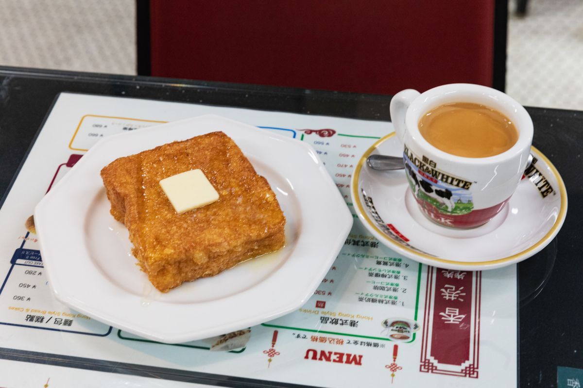 左から「咖吔西多士」650円、「港式絲襪奶茶」530円
