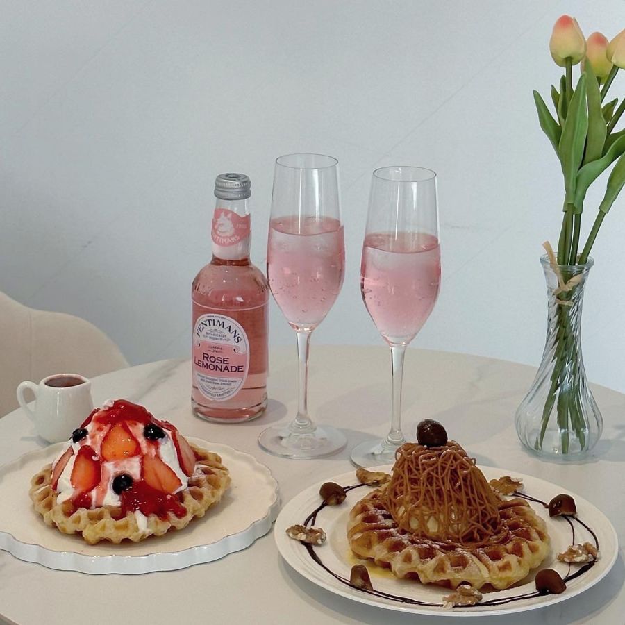 （左から）「PREMIUM STRAWBERRY」、「MONT BLANC」各1300円