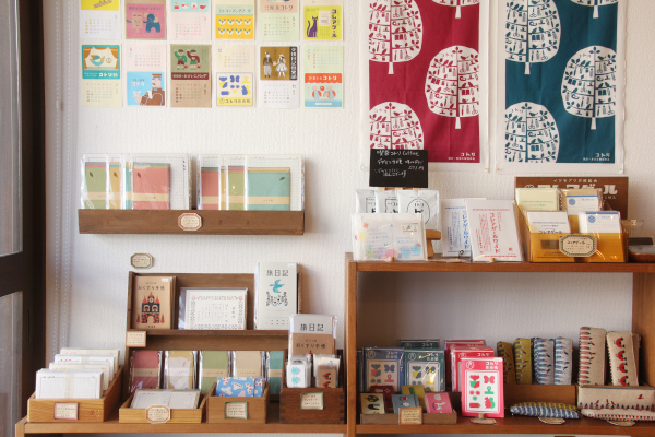 A6サイズの自由帳495円やミニカード275円など