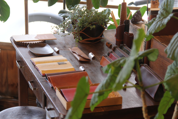 ペンケース1万3200円～、手帳カバー（受注生産）1万5400円～