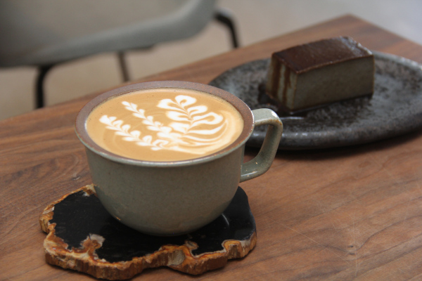 カフェラテ（ホット）650円、黒ゴマプリン750円