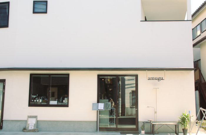 白壁のシンプルな外観