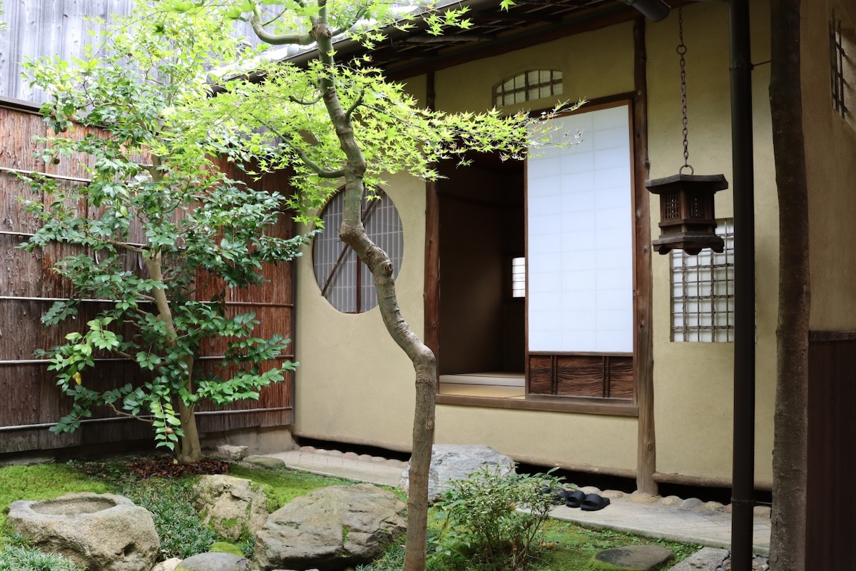 お茶会の時はこちらから上がります