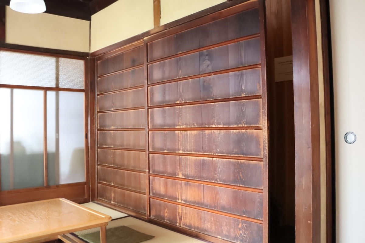 大きな引き戸を開けると階段があります！