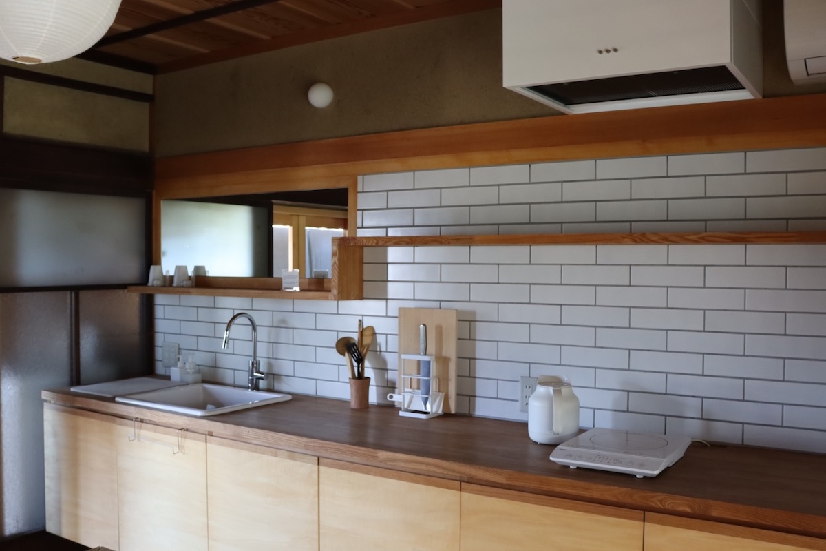 左端のガラス戸に透けて見えるのは洗濯機