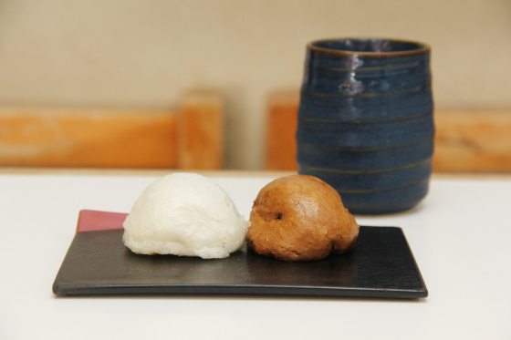 イートインでは女夫饅頭2個にお茶付きで300円