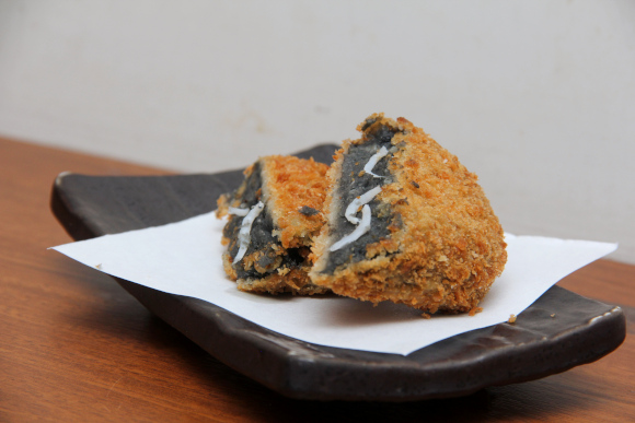 しらすブラックコロッケ1個200円