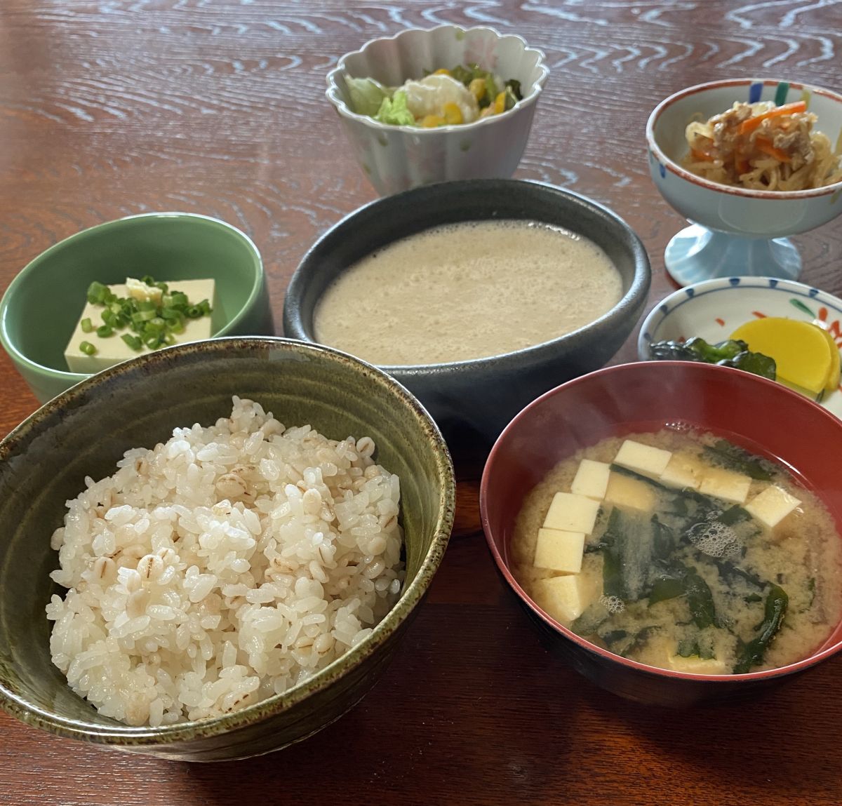 田舎料理 大新の「むぎとろ定食」000円。（●月～●月ごろ提供）