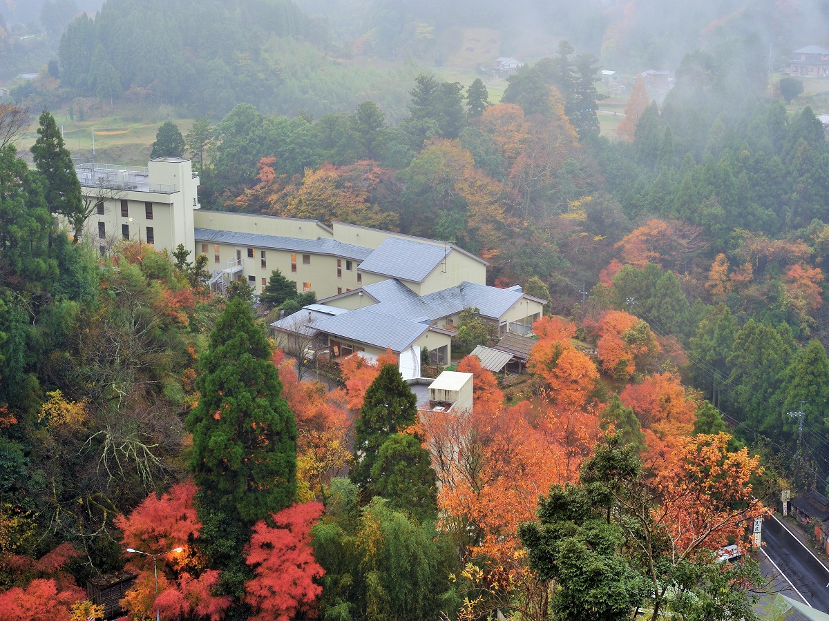 秘湯の宿 滝見苑。秋には宿全体が紅葉に包まれる