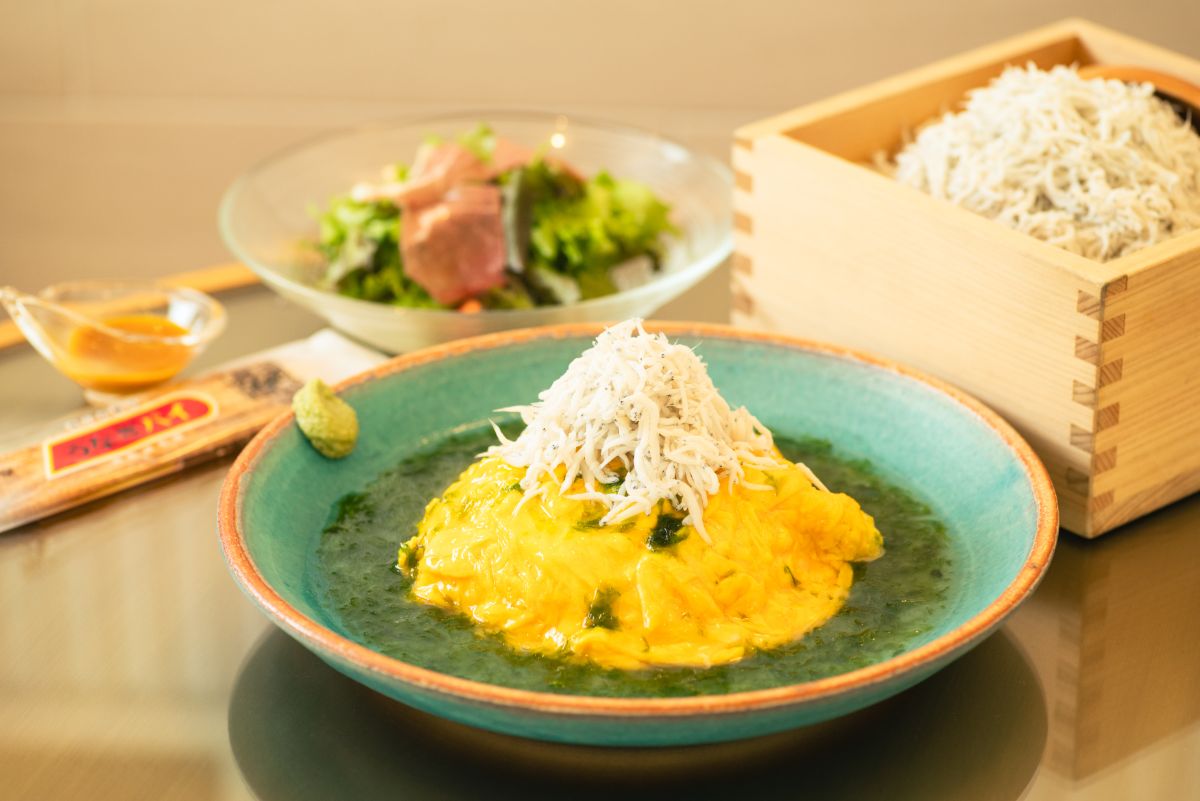 「遠州灘産釜揚げしらすの和風オムライス」1800円（産地は変更の場合あり）