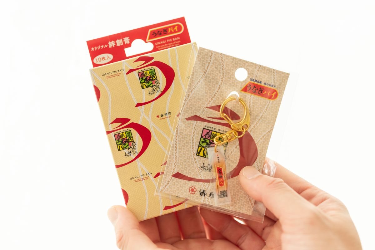 「オリジナル絆創膏」（写真左）330円、「うなぎパイ根付」（写真右）440円