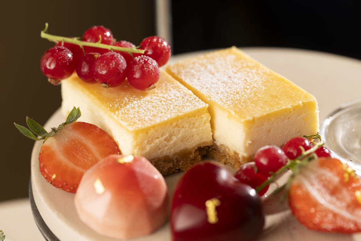  ガトーフロマージュ/チョコレートトリュフ(練乳/カシス)季節のベリー