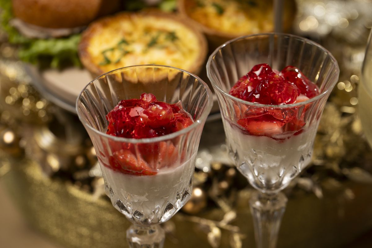 マロンとチョコレートのブッシュドノエル/苺のクリスマスパフェ