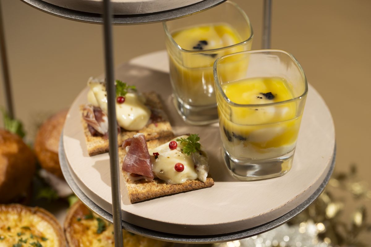 自然卵の温度玉子とトリュフ/生ハムとチーズのクラッカー