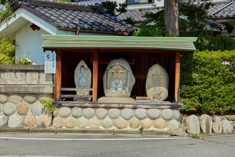 向かって右側が男神、左側が女神で、手を取り合う和合の形をしているのが一般的