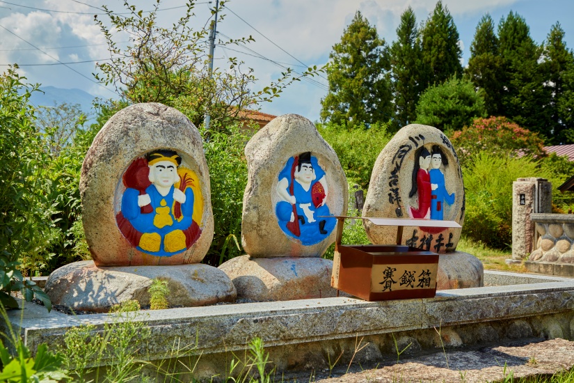 カラフルな彩色道祖神は穂高駅近くで見ることができます