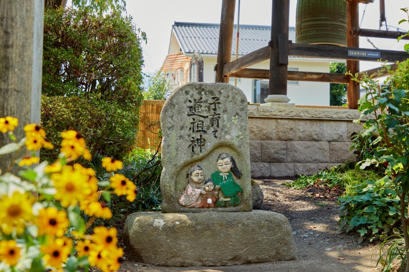 男神と女神の間に子どもが座っている道祖神はとても珍しいのだとか