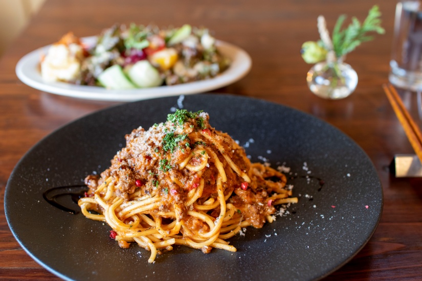 「パーラーつばめ」の週末限定ランチは、パスタやカレー、グラタン、お肉のプレートなど4種を用意