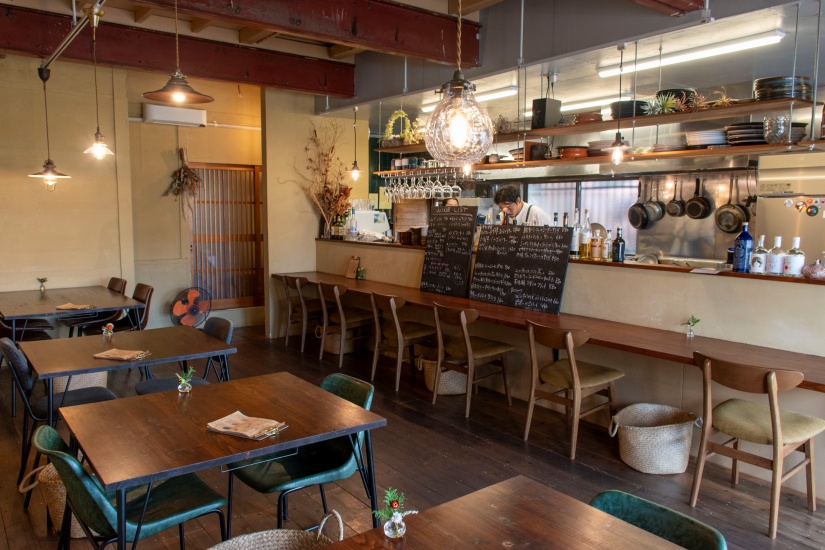 2019年にオープン。夜は黒板メニューをチェック