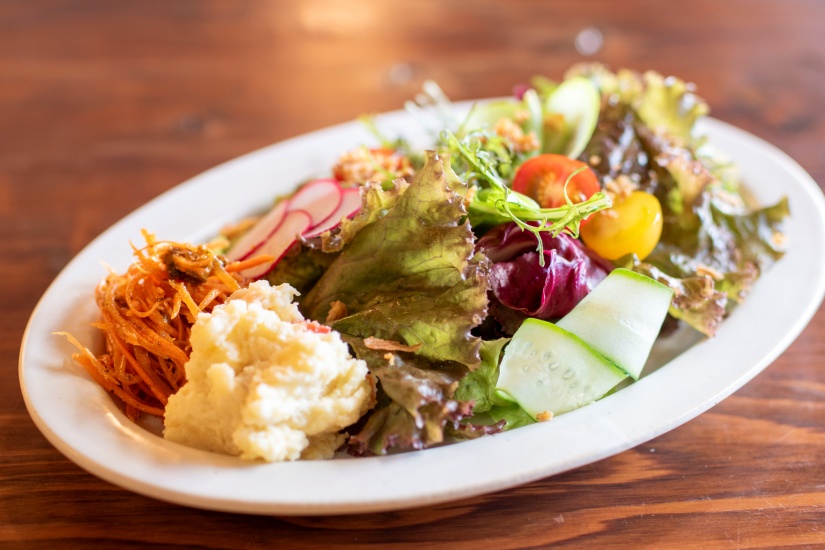 ランチに付くサラダはボリュームたっぷり。自家製ベーコン入りポテトサラダもおいしい
