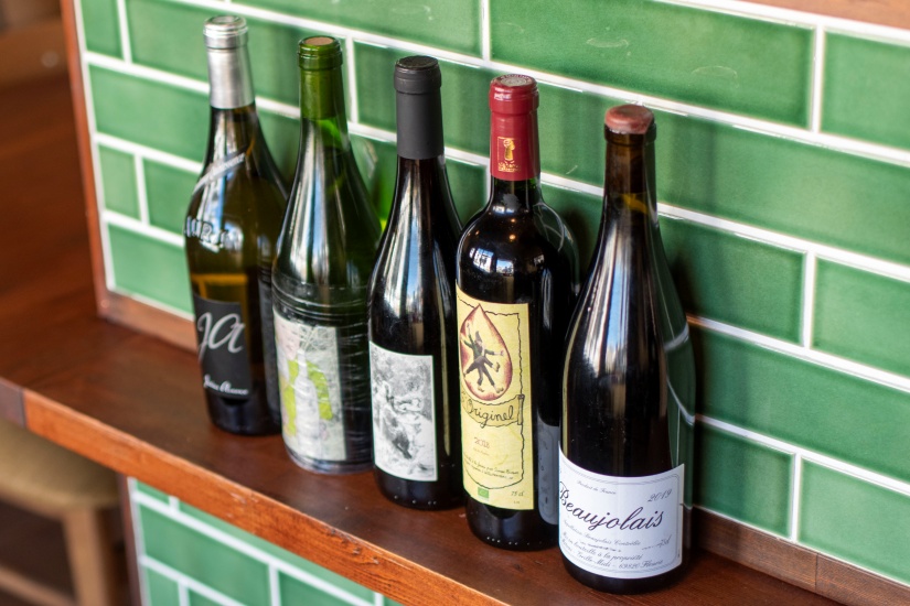 自然派ワインはフランス産が中心。グラスでも赤白各4〜5種用意しているから、料理ごとに楽しんでも