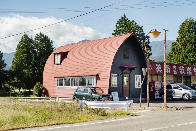 赤いアーチ型の屋根が特徴的