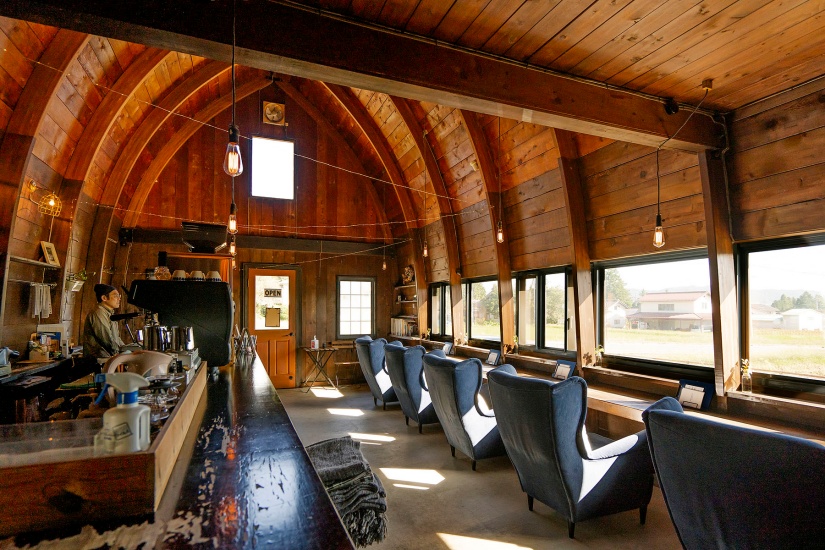 アーチ型の高い天井が、どことなく教会のような雰囲気を醸しています