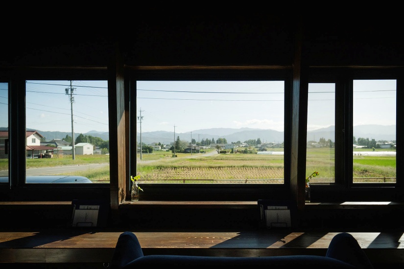 カウンター5席からは、のどかな田園風景を一望。ひとりでぼーっとくつろげる空間です