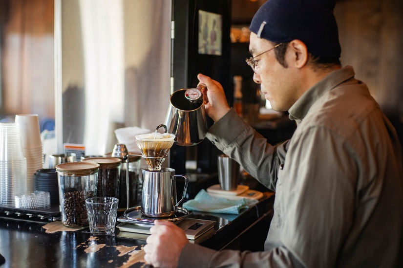ハンドドリップコーヒー600円。ほかに、店おすすめのコーヒー豆をコーヒーマシンでスピーディに抽出するマシンドリップコーヒー500円も